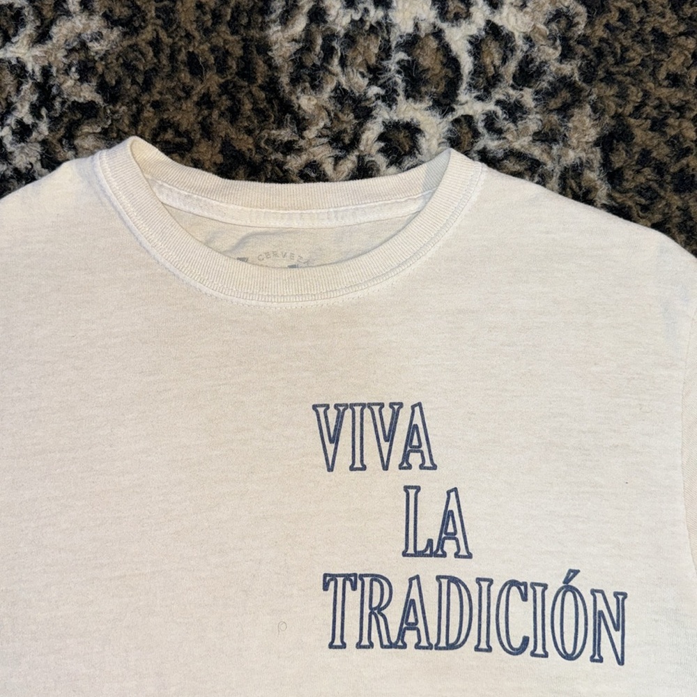 Modelo Graphic Tee